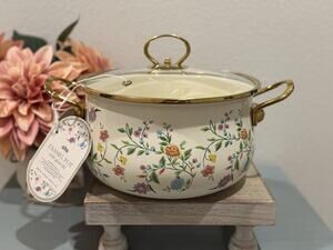 Alta Wildflower Patterned Enamel Pot w/glass lid and golden handle 3.75 Qt